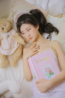 刷子刷女生子脚底心羽毛